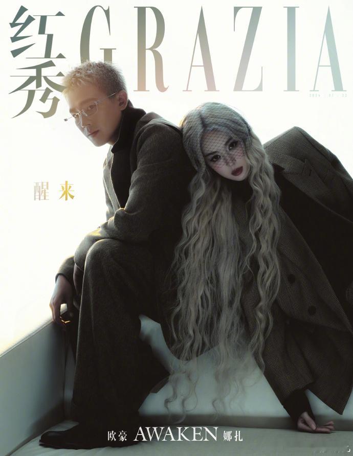 王亚飞给娜扎化的红秀杂志妆王亚飞为娜扎打造这期红秀封面妆容，摒弃花哨配色，精致眼