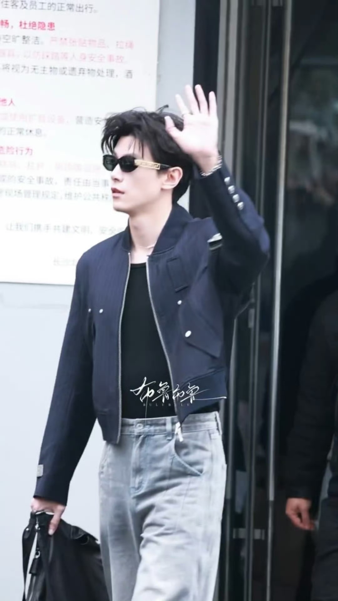 邓凯hi6上班路透 谁被邓凯Hi6墨镜路透帅晕！189cm身形+黑超造型，氛围感