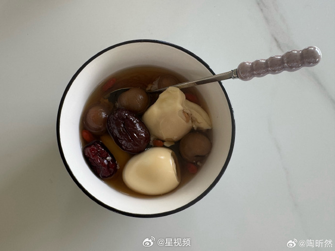 #陶昕然淘汰后女儿暖心鼓励#【#陶昕然女儿说想哭的时候可以哭#】4月26日，晒出