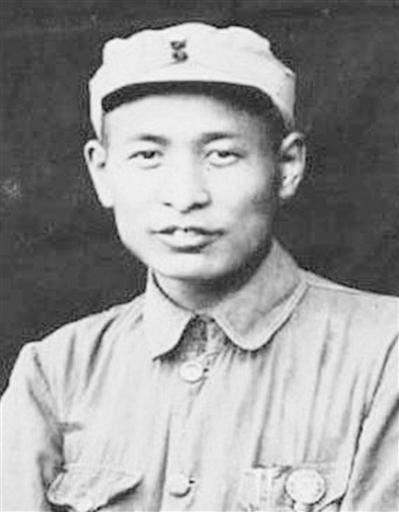 1947年，华野政治部副主任钟期光坐车赶往任务地点时，却被一群受伤士兵拦下揪住衣