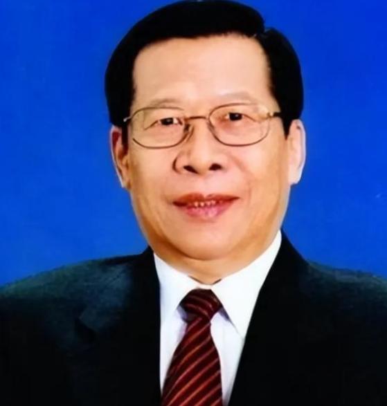 1993年，时任中央电视台台长的杨伟光，在没有上报的情况下，擅自做主在《新闻联播