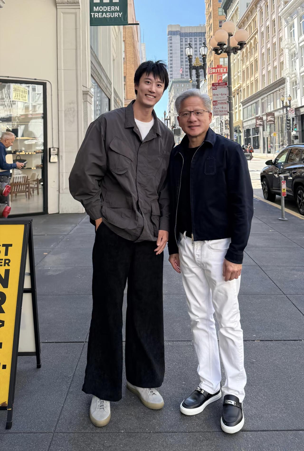 63岁英伟达总裁黄仁勋在美国旧金山街头被偶遇，他的穿衣打扮挺时尚的，脚上穿的鞋是