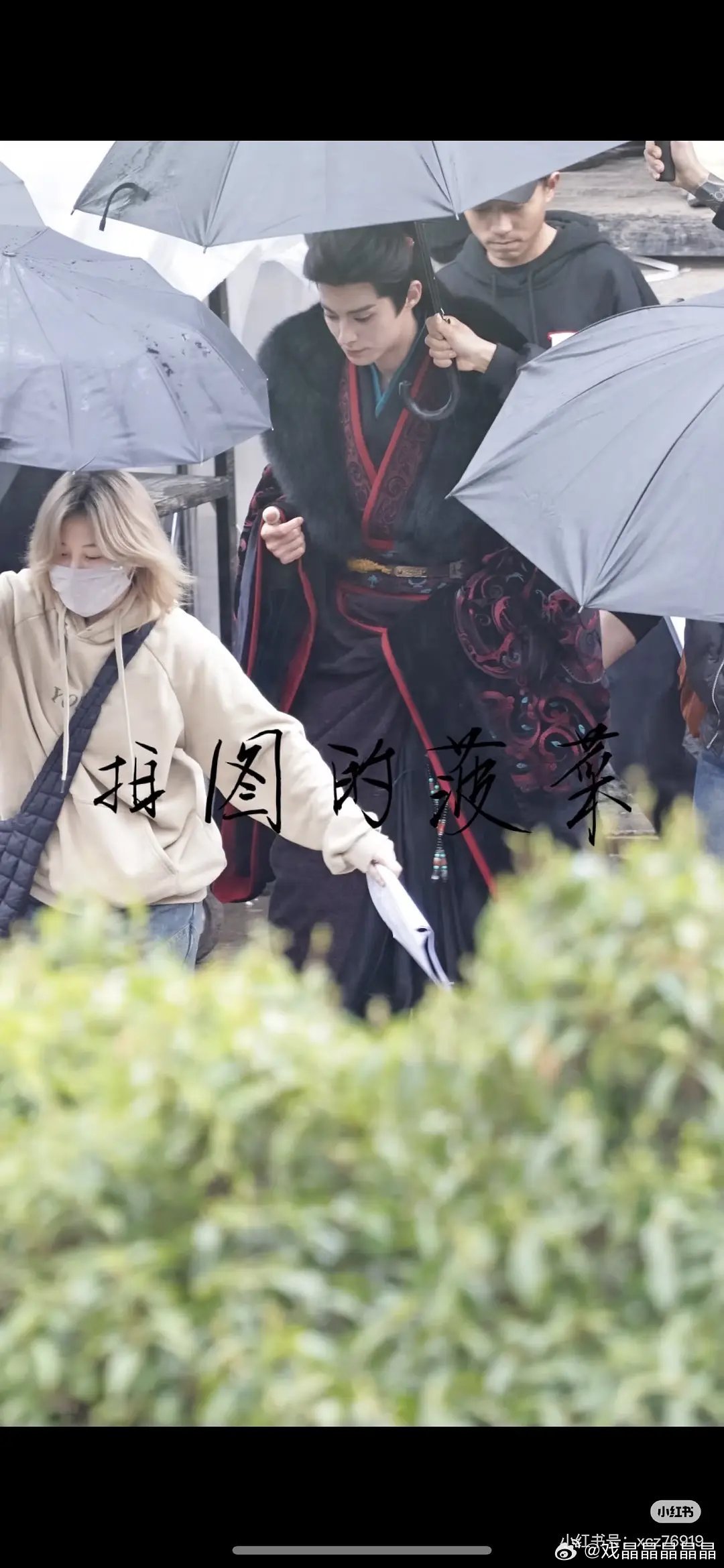 将门独后，王鹤棣饰演的谢景行正脸路透来了。这次衣服是黑红色，毛领是黑色，味道正了