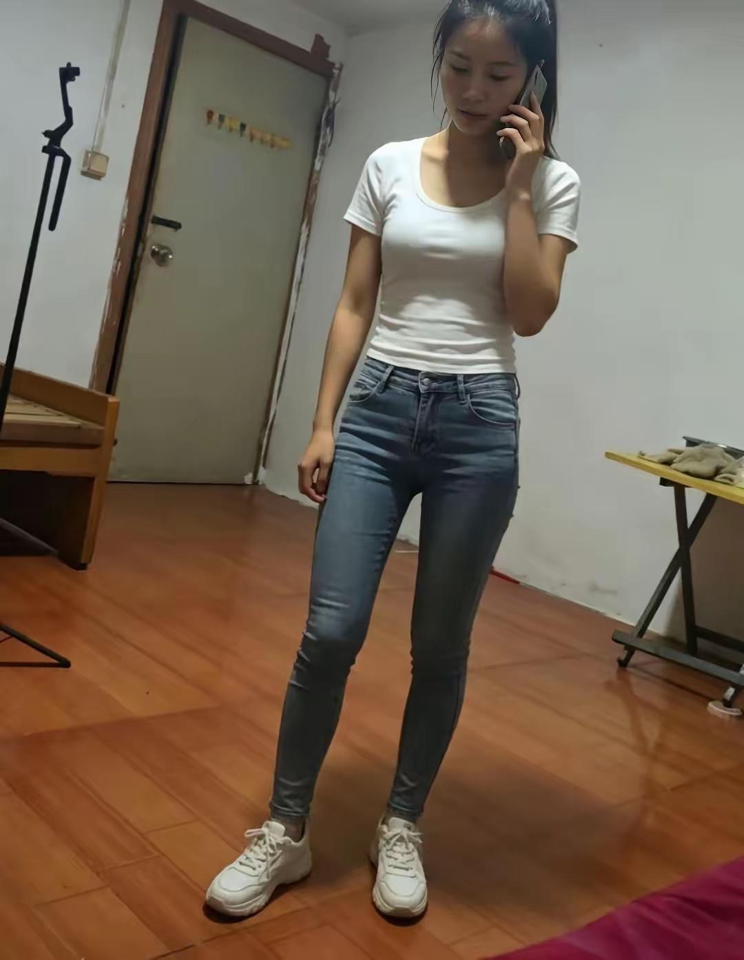 陌生的城市，小小的出租屋，
总会让人想家，每天下班一到家，先打电话。