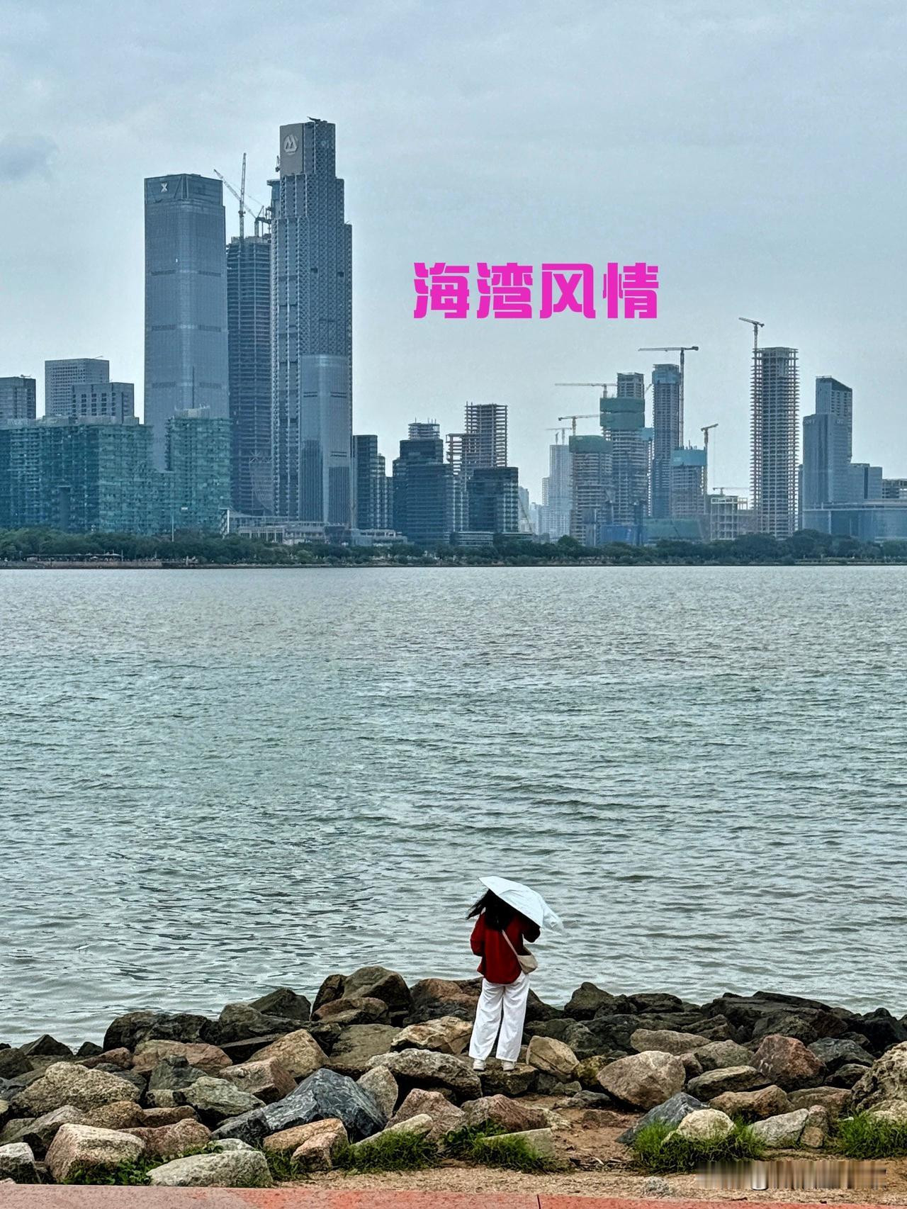 城市天际线与宁静海港的完美融合，现代与自然的和谐共存。海滨城市美学 [兔年大吉]