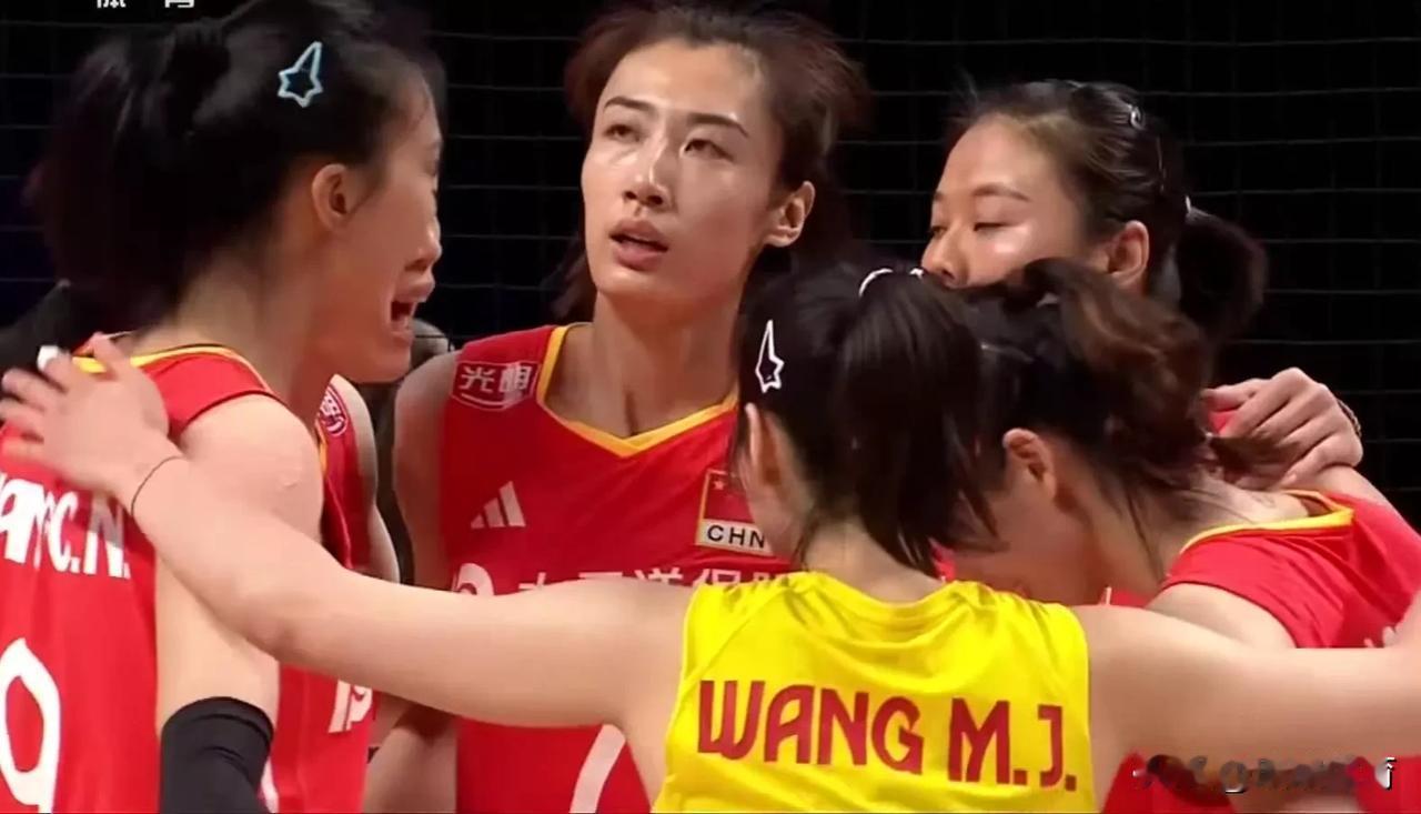 中国女排—日本
第三局中国队18：25失利，大比分1：2落后。
开局李盈莹发球连