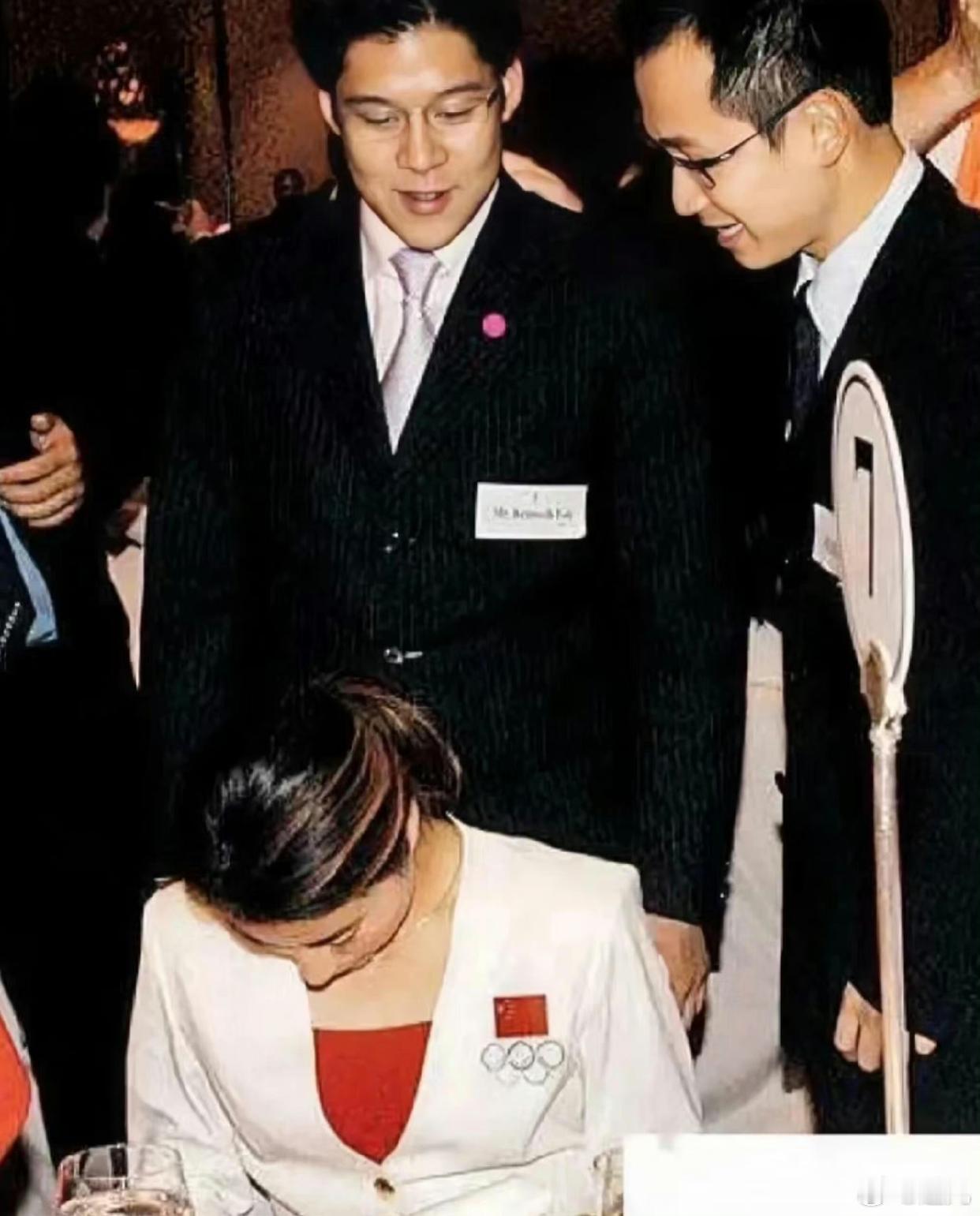 霍启刚和郭晶晶的第一次见面，霍启刚完全被郭晶晶迷住了，眼神一刻都离不开郭晶晶，之