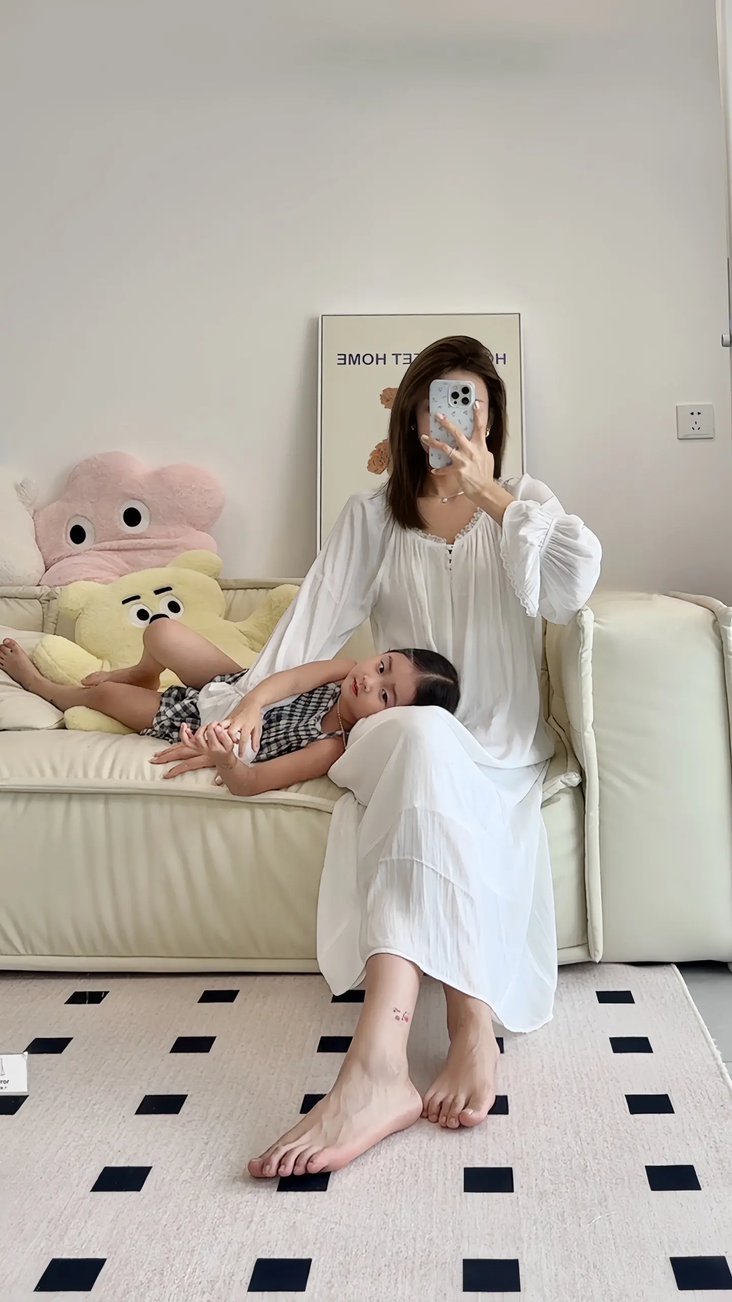 三天不出家门的人是我 花钱大手大脚的也是我 一百块钱舍不得花的还是我 ...