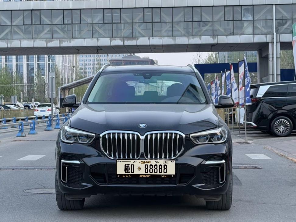 在豪华中大型SUV里，宝马X5一直被称为公路之王。气场足，空间宽敞，兼顾操控与舒