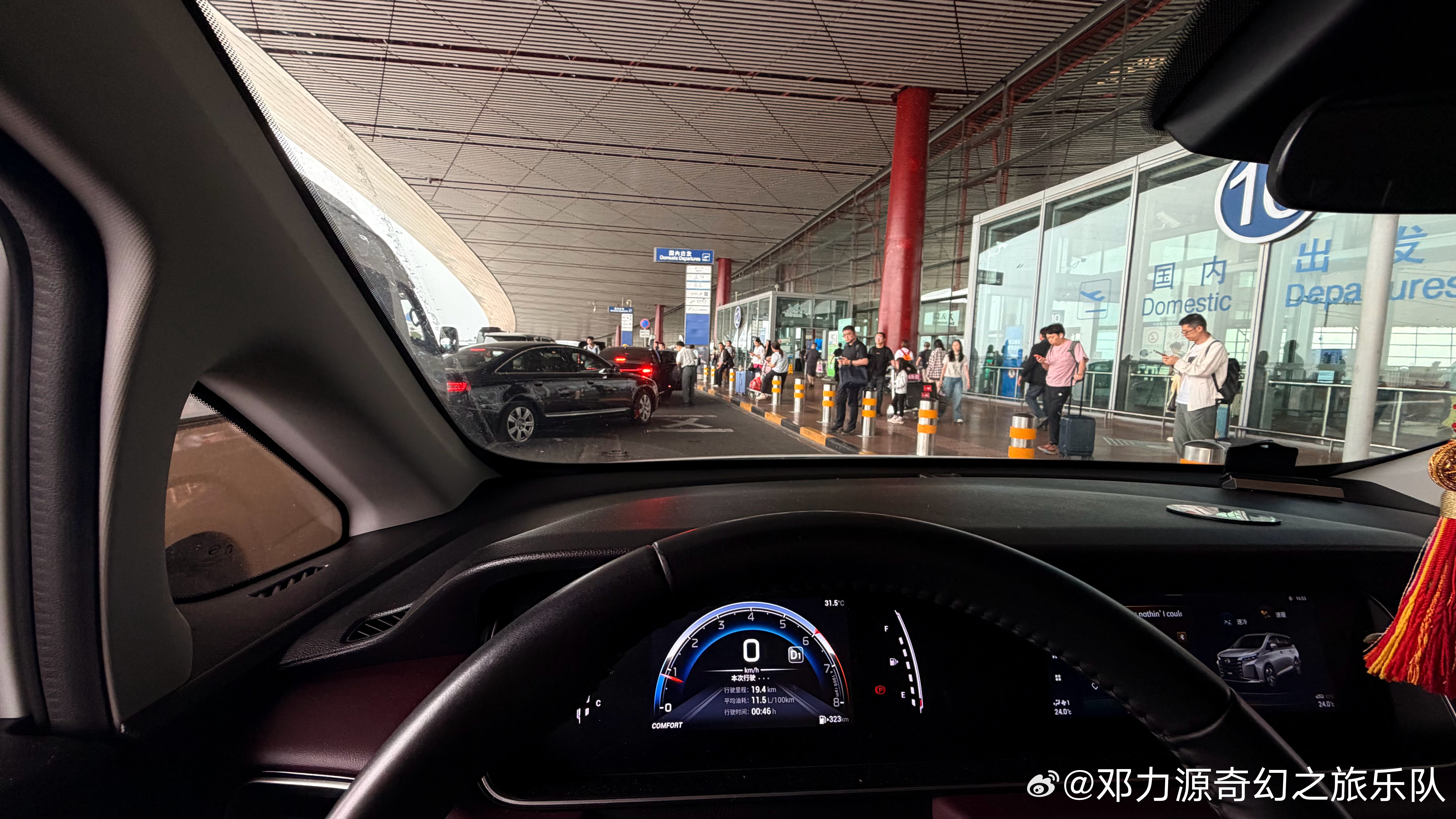今儿去机场遛一弯 不送人不接人 接车  头一回不飞纯看热闹 看谁都想说一句：哟 