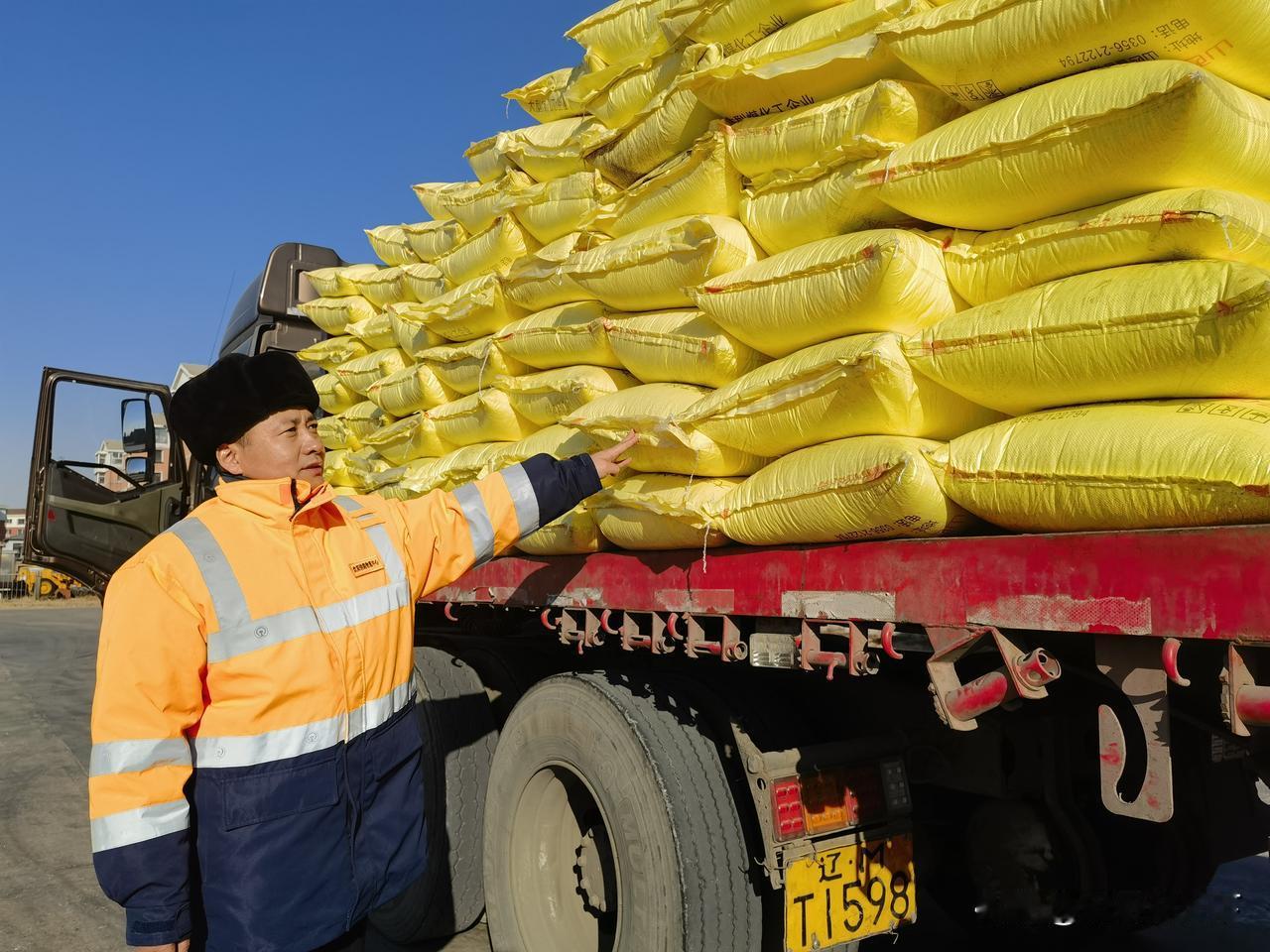 【图文/吕长军】 12月8日，沈阳铁路物流中心开原营业部货场内一片繁忙景象。时值