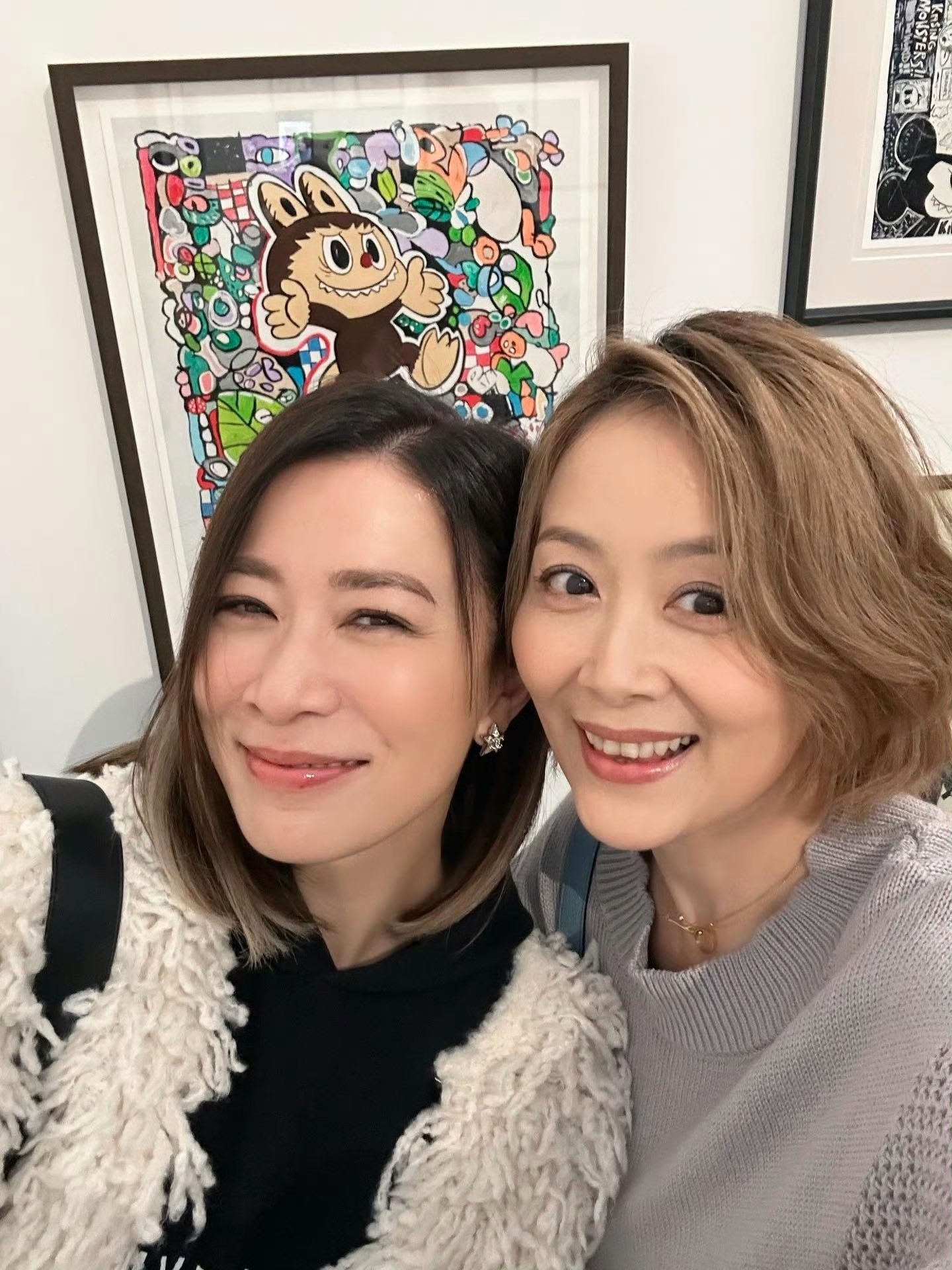 佘诗曼与好姐妹姚乐怡。 