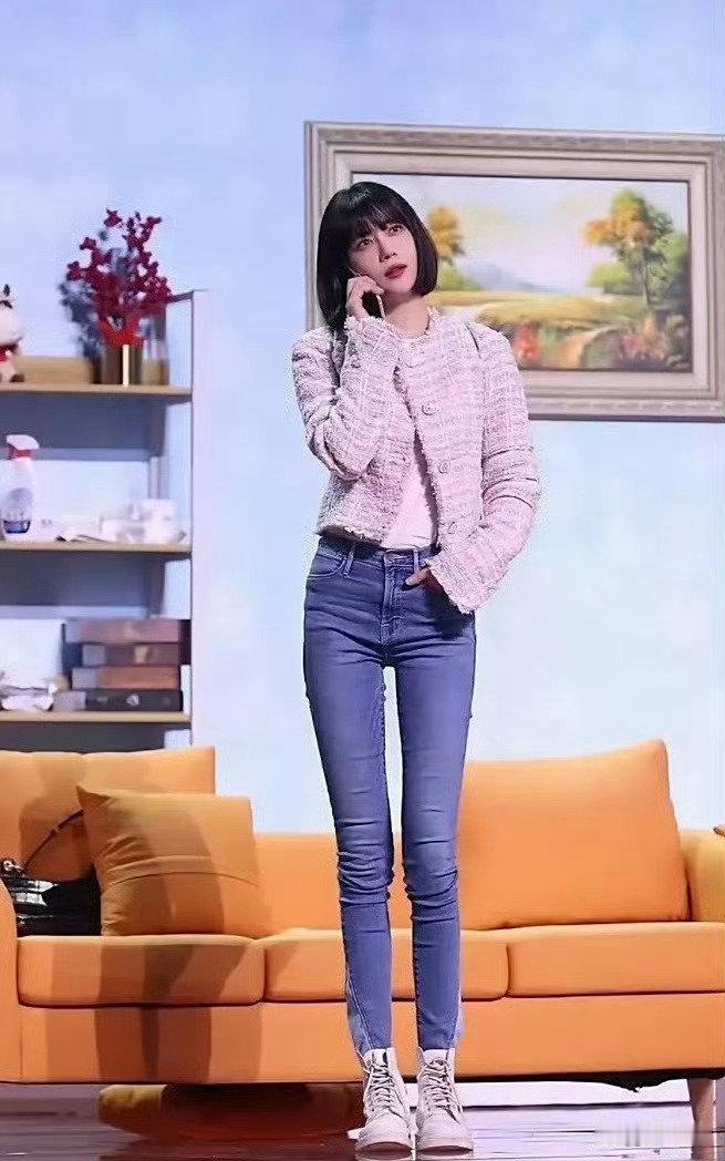 除了李溪芮的腿还有谁能穿这样的牛仔裤啊？身材真的太好了。 