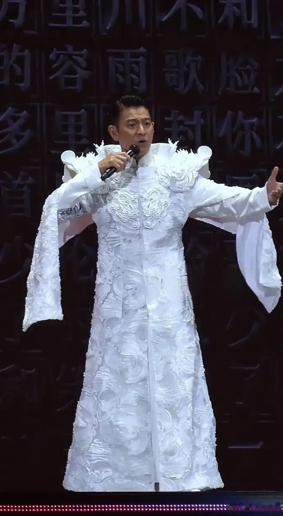 你知道吗？统一的脚步越来越近了
时隔11年，华仔在台北开启了演唱会
一首《中国人