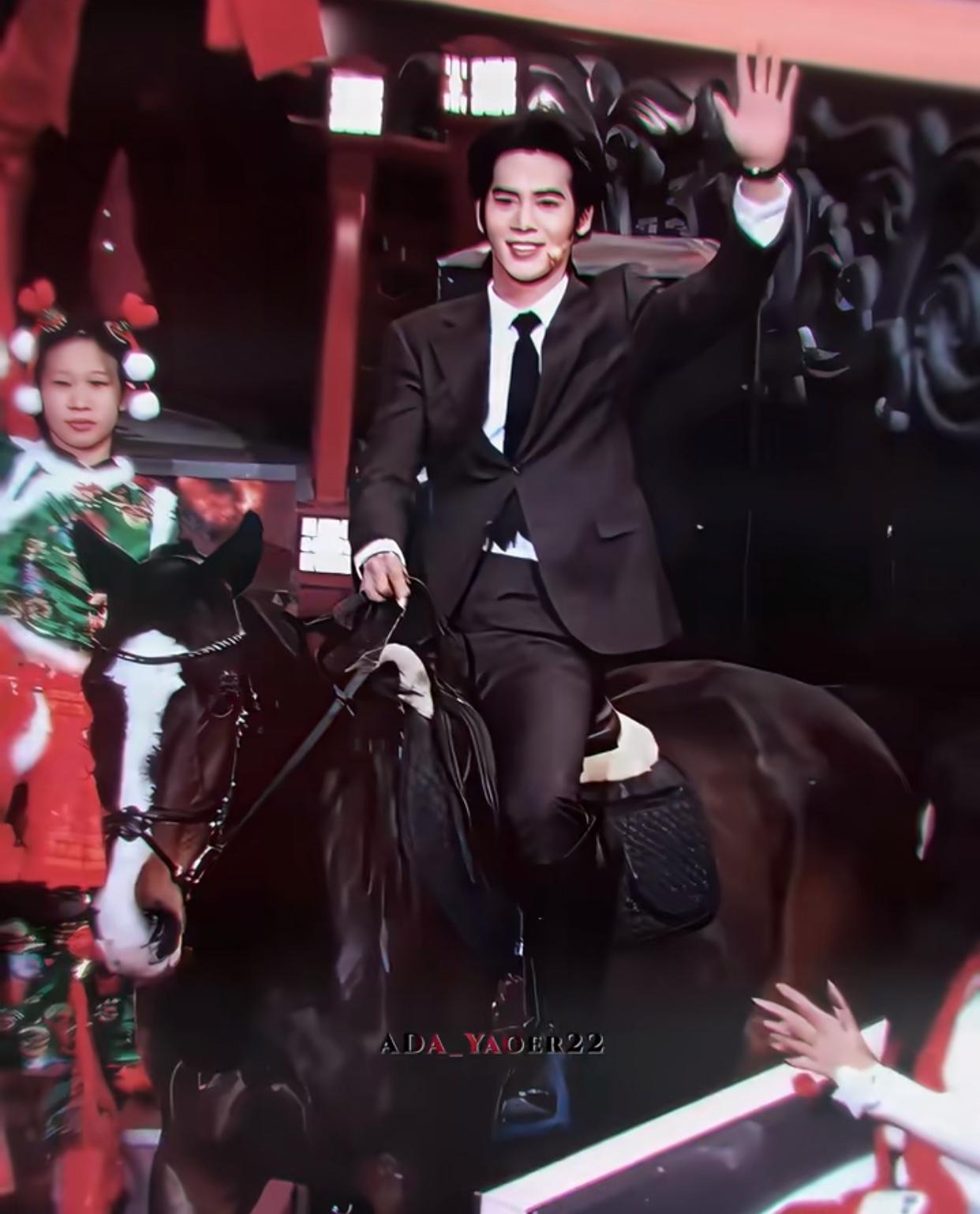 这一幕封神了啊，
于适的西装骏马直接上舞台了，
活物啊不是道具真的是会动也可能会