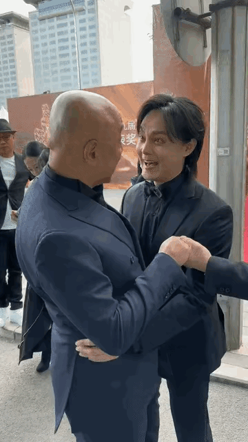老板怎么会搭理员工呢？不是徐峥不正眼瞧你而是他看到了更出色的大鹏尹正的热情抵不过