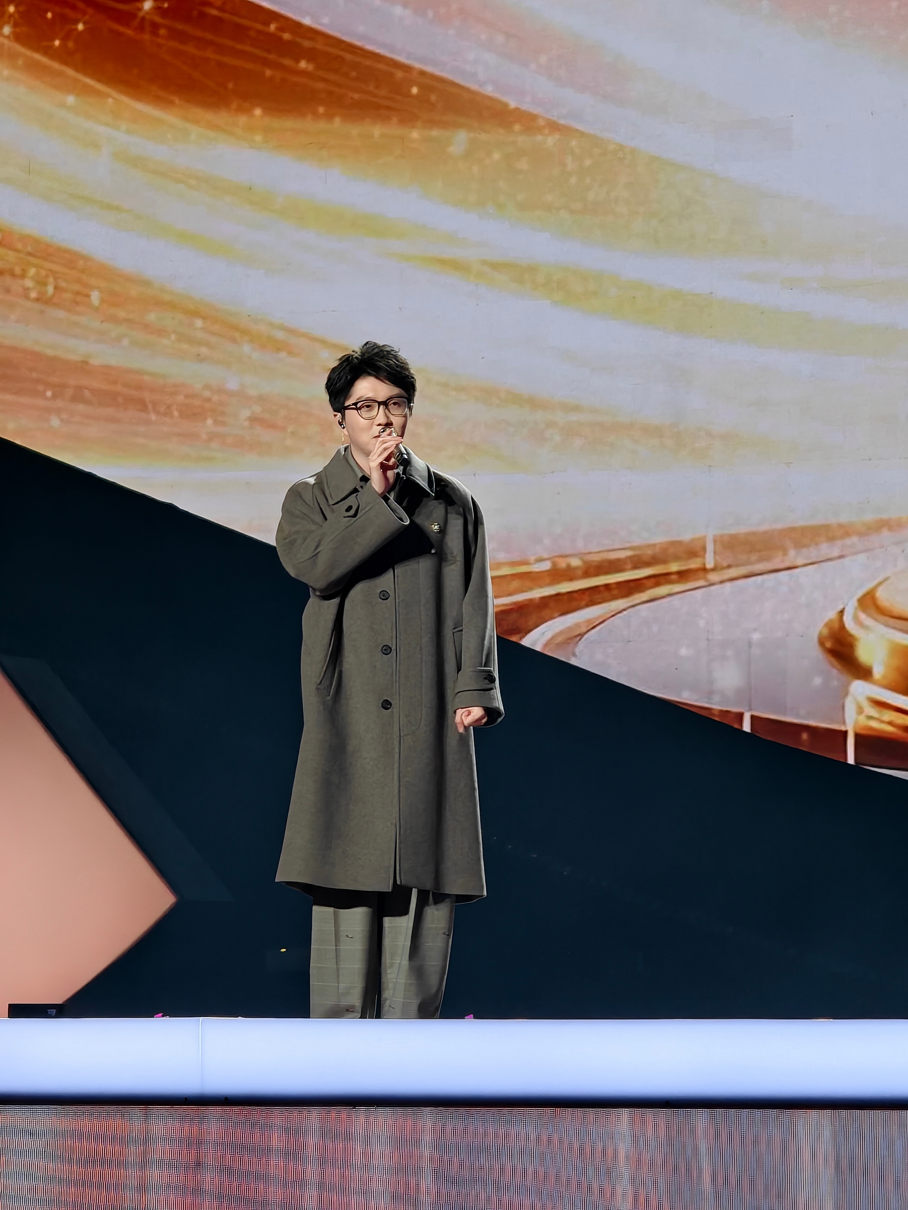 的同学有福了！我在全场12排（像鸟巢那么大），以超近距离帮大家拍到了陈慧琳、毛不