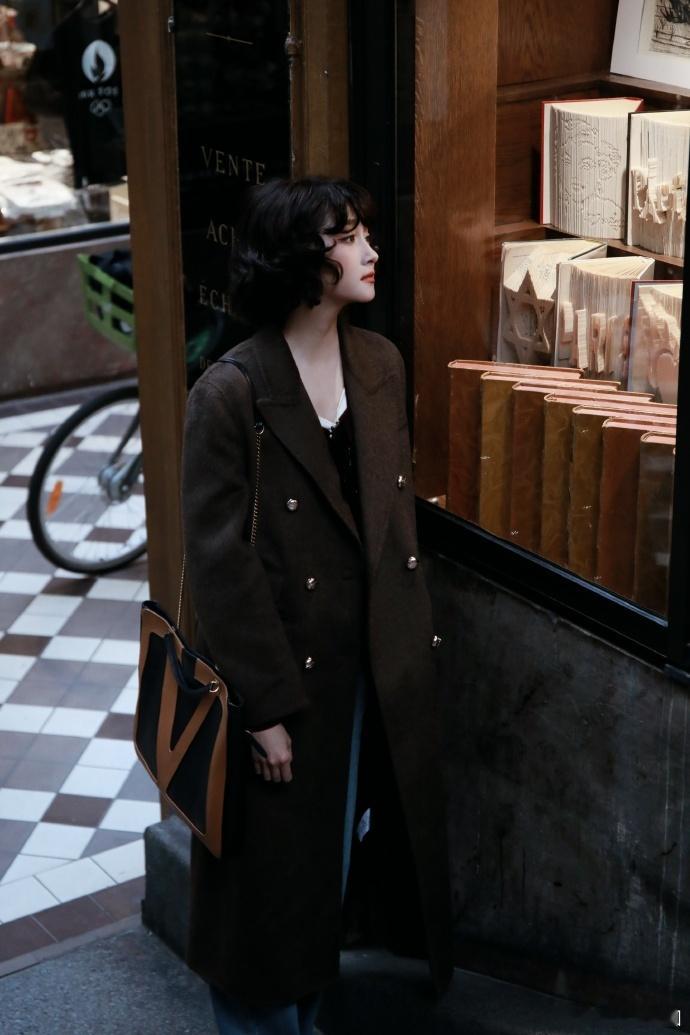 #关晓彤街头吃冰淇淋##关晓彤吹河畔的微风#关晓彤在街头吃冰淇淋的瞬间，被捕捉得