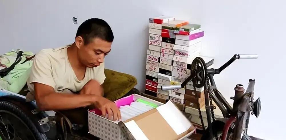 一个双腿残疾的农村小伙，靠趴在街头给别人贴膜，居然攒钱买下了属于自己的房子。
