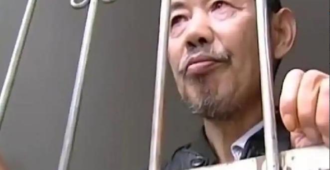 河南村民徐林东就因为帮残疾女邻居写了几封维权信，走在路上突然被硬生生拽上车，直接