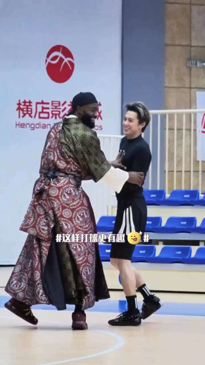 我也想摸胸肌哈哈哈哈哈 
