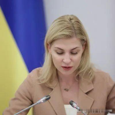 泽连斯基为了取悦美国总统，换掉了驻美大使。原本的驻美大使是奥克萨娜·马尔卡罗娃。