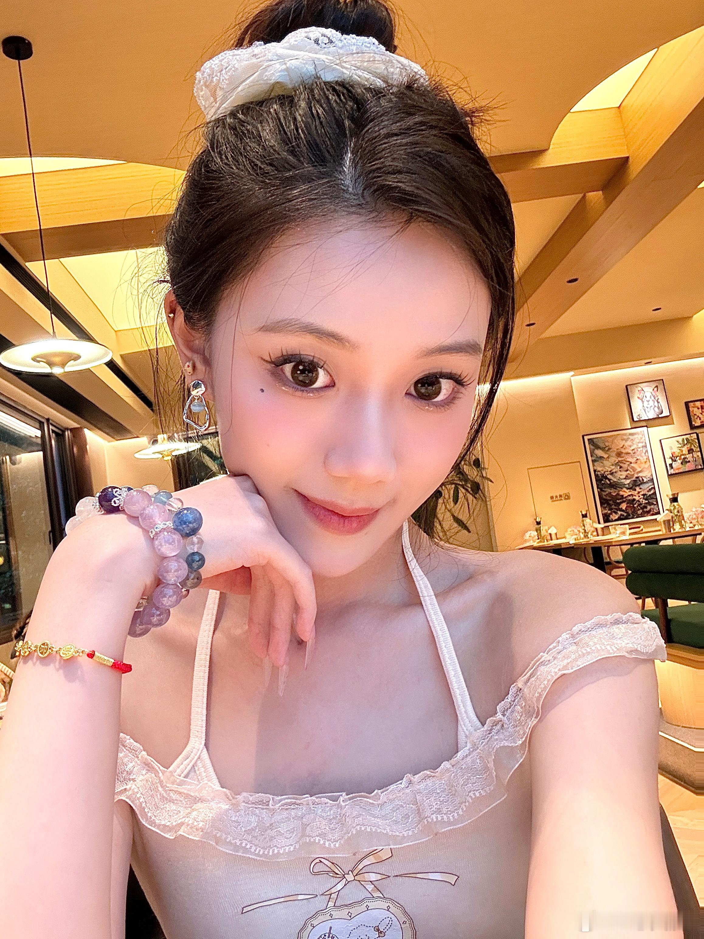 吃上了t姐做的奶油菠菜三文鱼 还吃上了萱萱带的江西特产 最近吃好多肚子感觉像崽崽