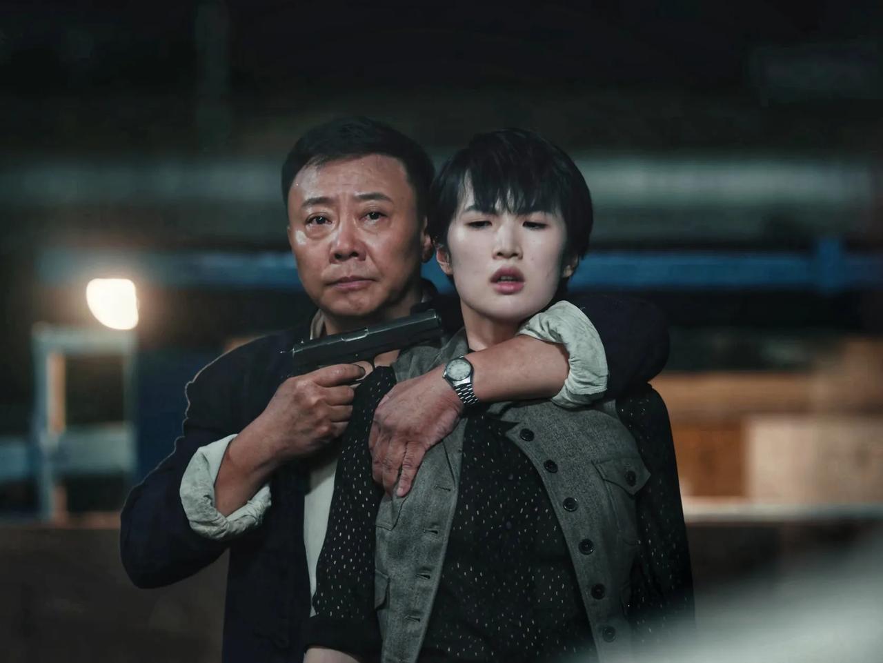 是咸猪手还是失误手？

也许任正斌怕勒痛姚安娜的脖子，但是作为《暗夜与黎明》中的