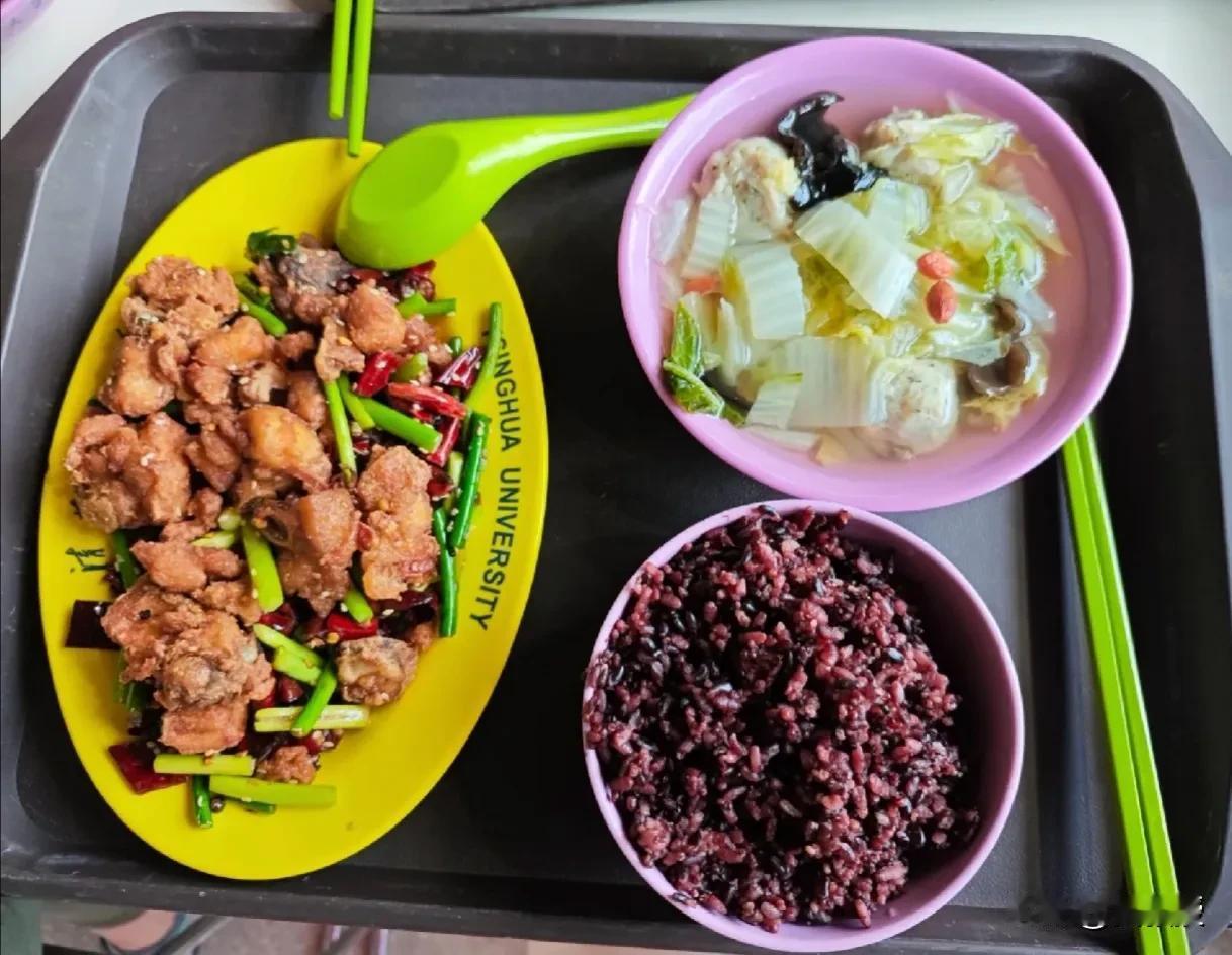 清华大学的万人食堂
客观的说，清华的食堂还是不错的
特别是万人的，选择很多
很多