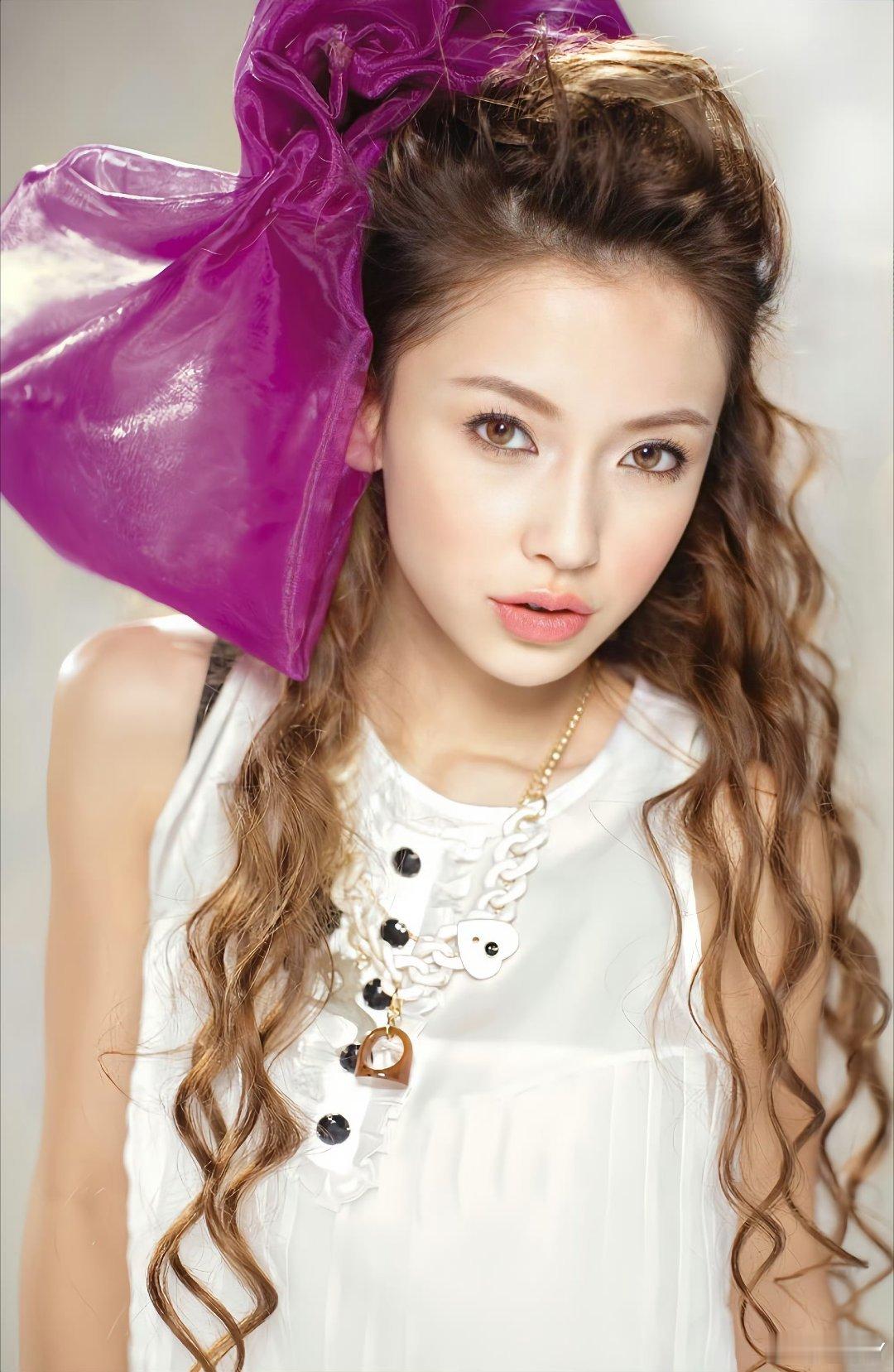 angelababy[超话] [兔子]angelababy小海绵自拍 姐姐想你了