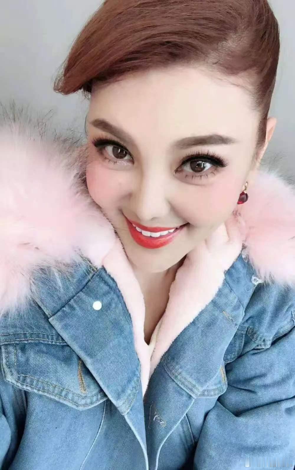 唐艺昕乌兰图雅史诗级抗抑郁视频一眼就沦陷的治愈名场面，两位女神气质绝佳，笑意温润
