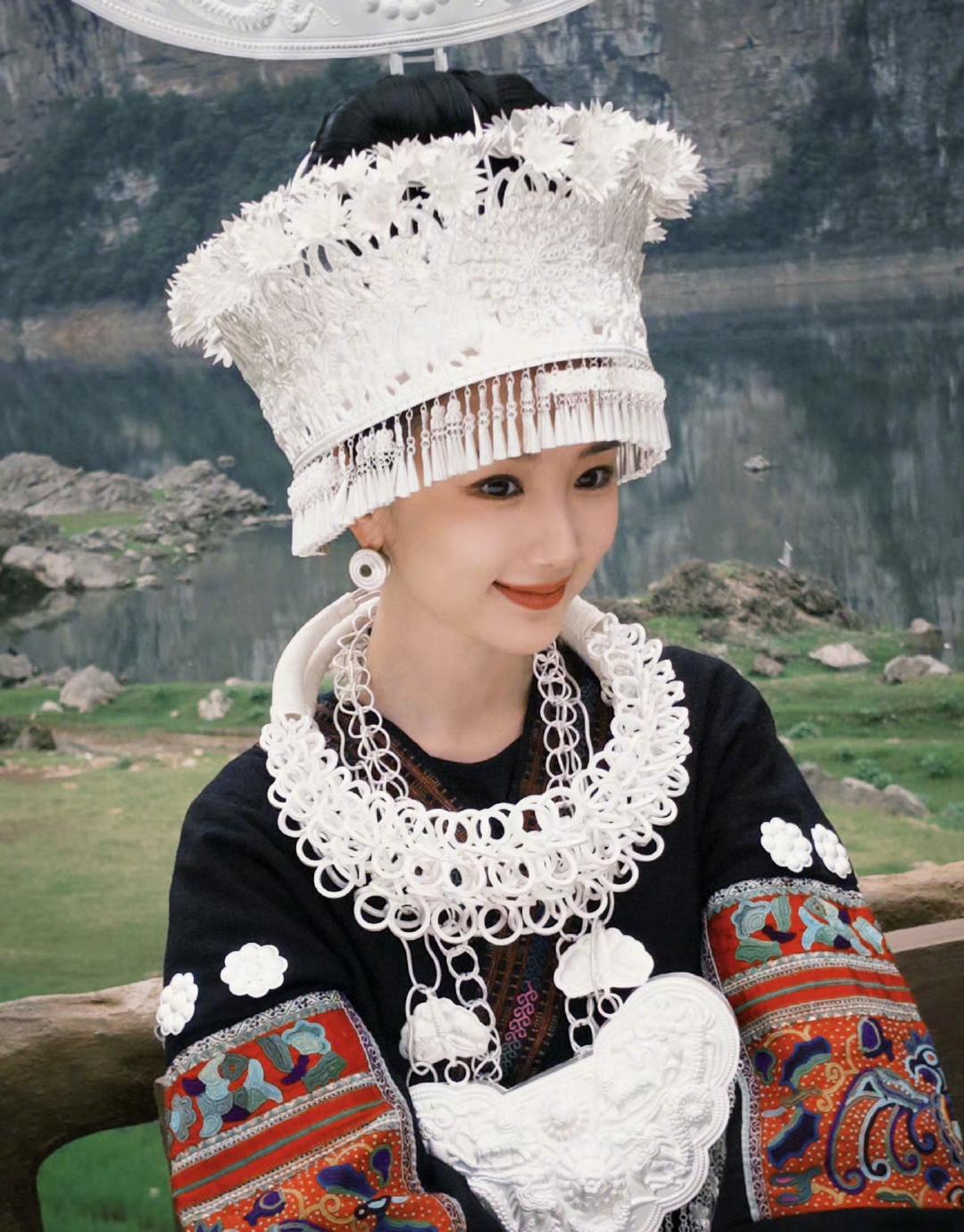 看毛晓彤演的乌蒙深处，

总觉得哪里怪。

后来才发现原来问题是毛晓彤。

她的