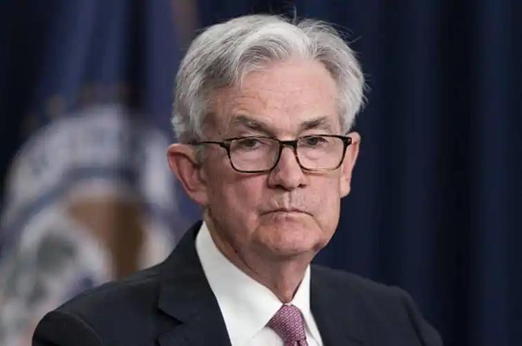 国际油价一路逼近百元大关，美国通胀数据再度反弹，美联储直接按下降息暂停键。

鲍