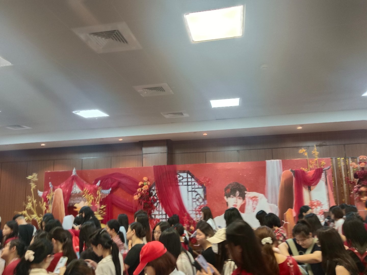 好多人，这花墙美！ ​​​