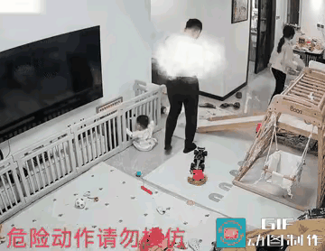 这个视频完全没有看懂。男人看见小孩被压倒了，不是第一时间去扶起来，而是去喊女人，