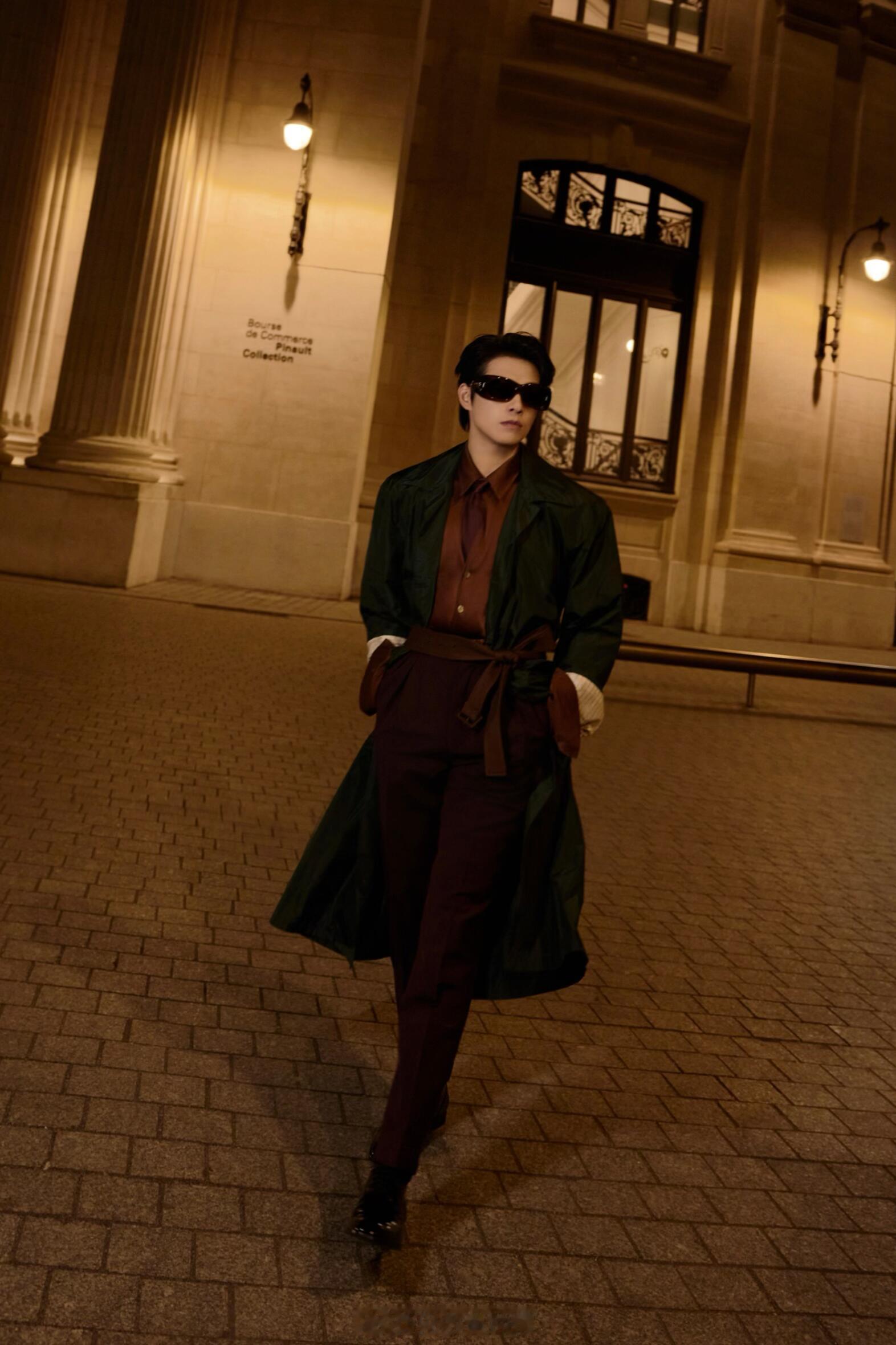 魏大勋出个国帅成这样魏大勋的时装周之旅堪称“造型教科书”，每一处搭配都经得起推敲