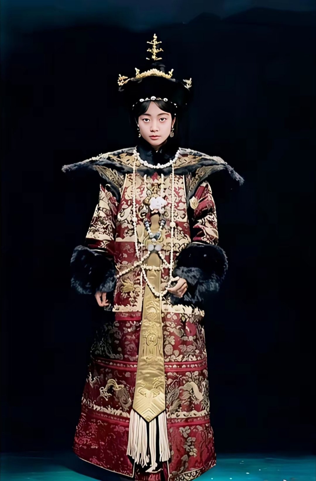 历史 末代皇后婉容大婚时的一张老照片，拍摄于1922年的紫禁城内廷。 