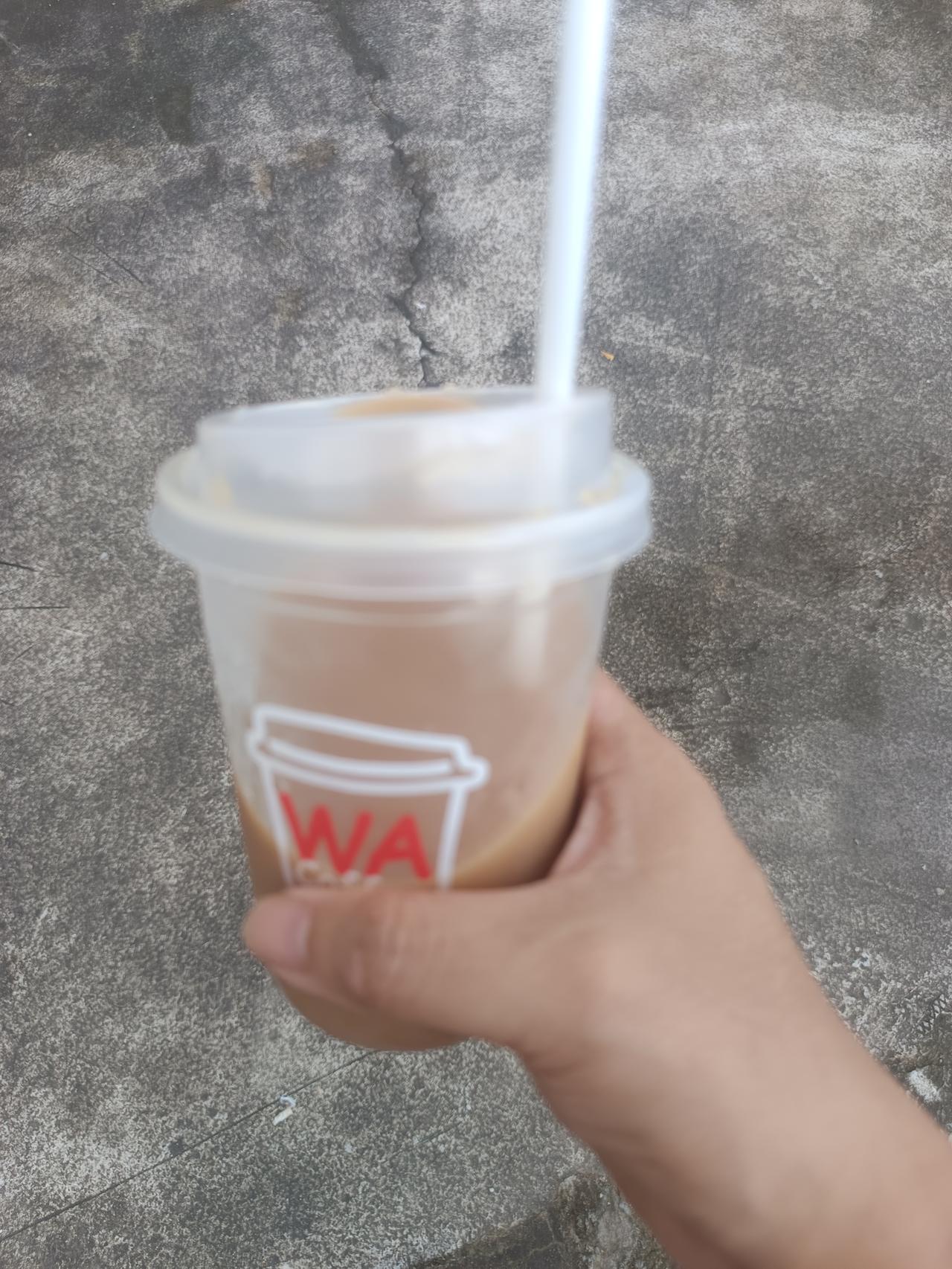 你敢相信吗？这只是华莱士的9块9一杯的美式咖啡。我包了月，一个月内可以喝200杯