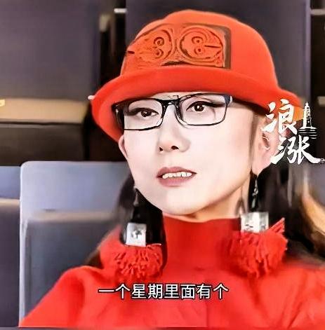我刷到杨丽萍的采访，愣了半天。

67岁。88斤。30年没吃米饭。

她说：“人