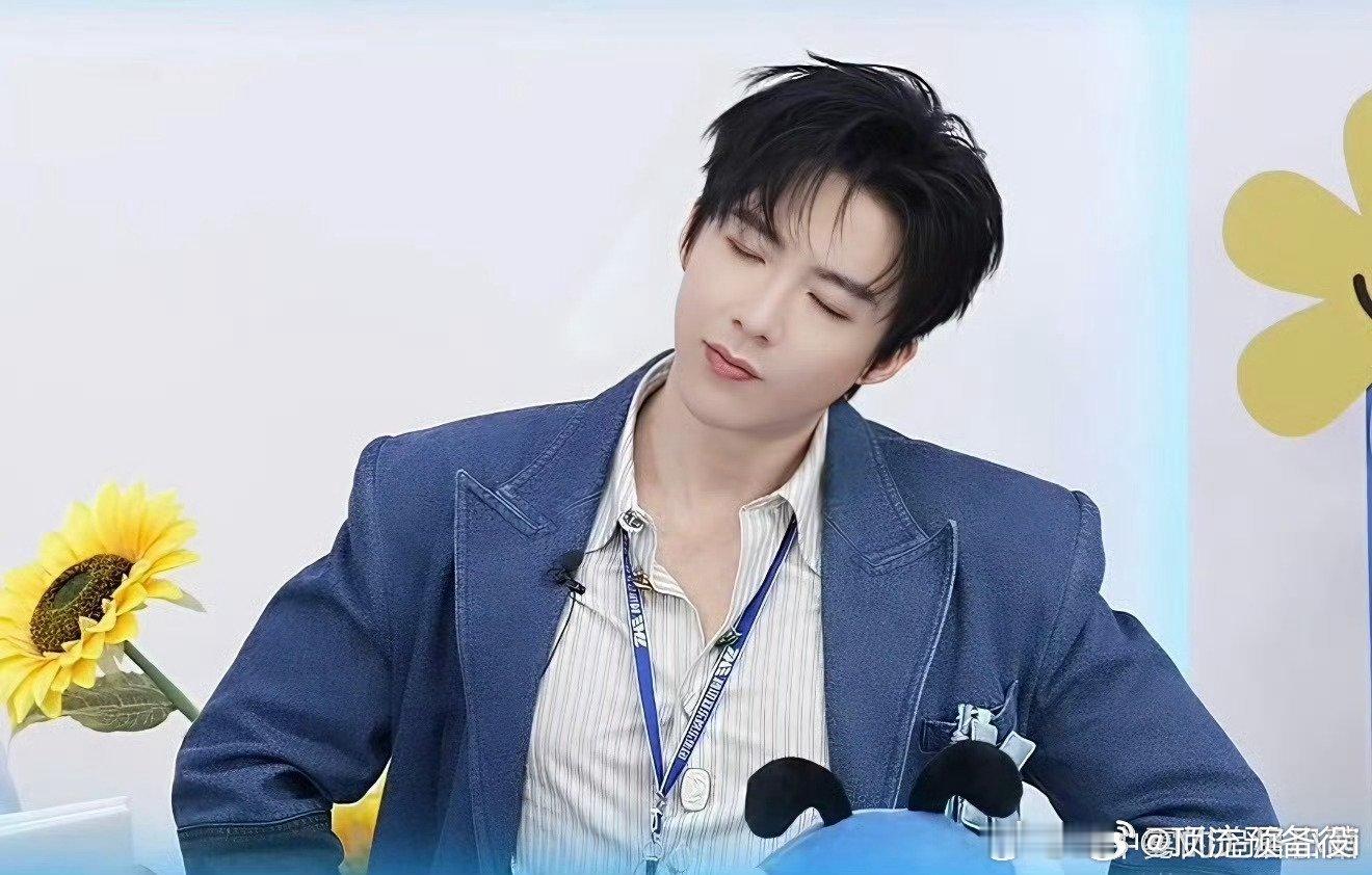 刘宇宁春晚二排下班路透来啦！蓝色大衣在人群里超亮眼，走路带风的帅感拉满了 