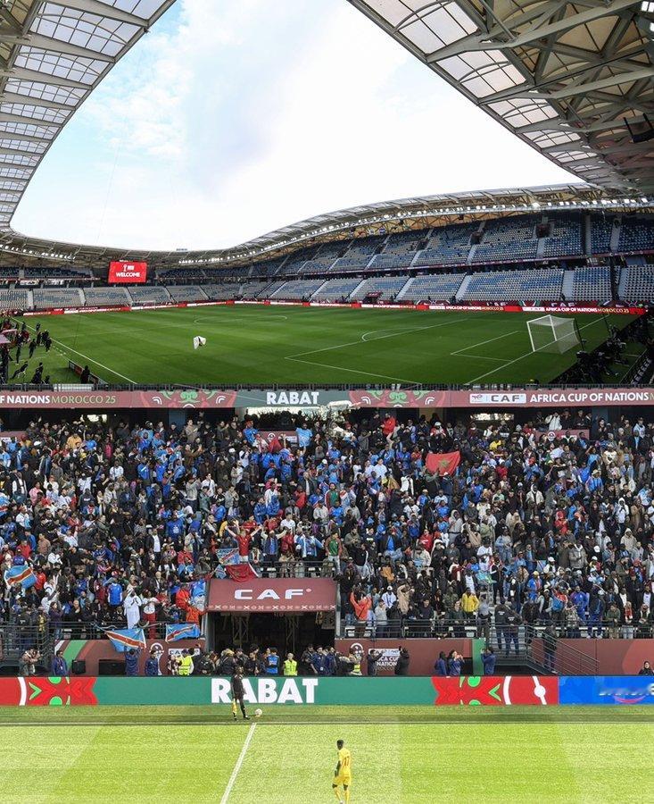 刚果民主共和国对阵贝宁的比赛开球时，体育场上座率并不高，但组织者再次向球迷发放免