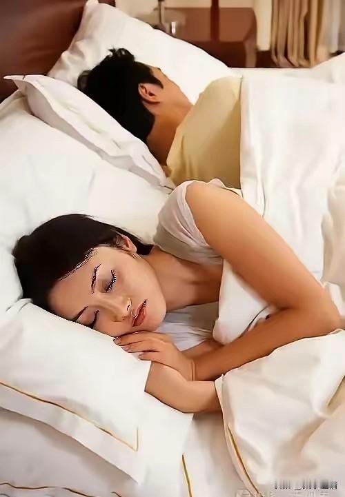 内蒙古，男子与女子聚餐饮酒后，二人发生关系后相拥睡去。凌晨4点女子惊醒，发现男子
