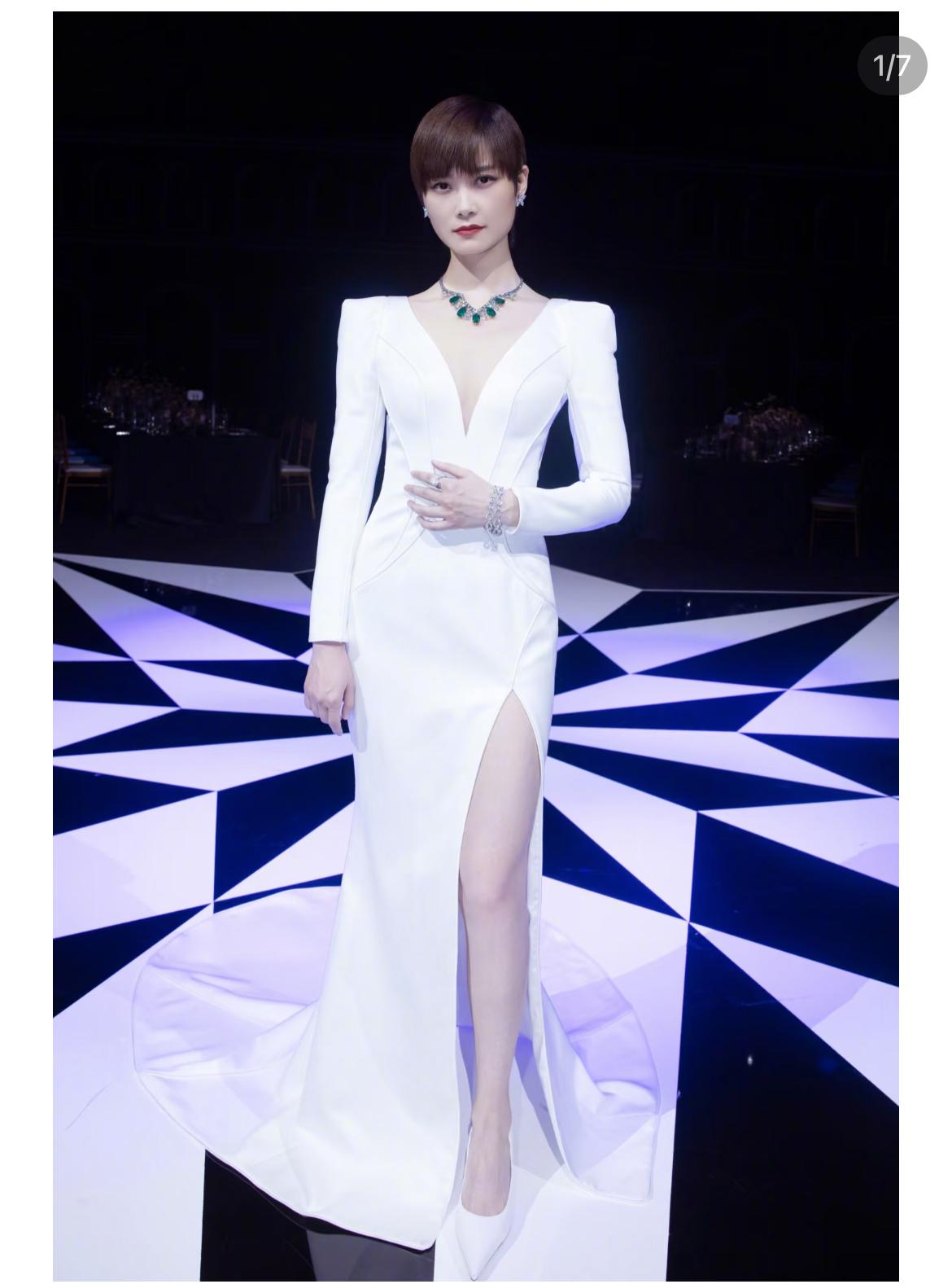 李宇春每次走红毯为啥总被夸？ 闺蜜翻着手机截图说，你看她微博之夜那身行头，是品牌