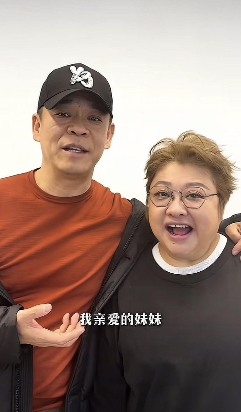 孙浩叫韩红妹妹，
刷到这个视频我先是愣了一下。
在我的印象中韩红应该比孙浩大。