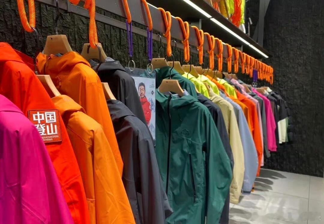 油价涨了冲锋衣可能更贵还准备这会儿春天的时候买一件冲锋衣呢 这会儿看来是得早点入