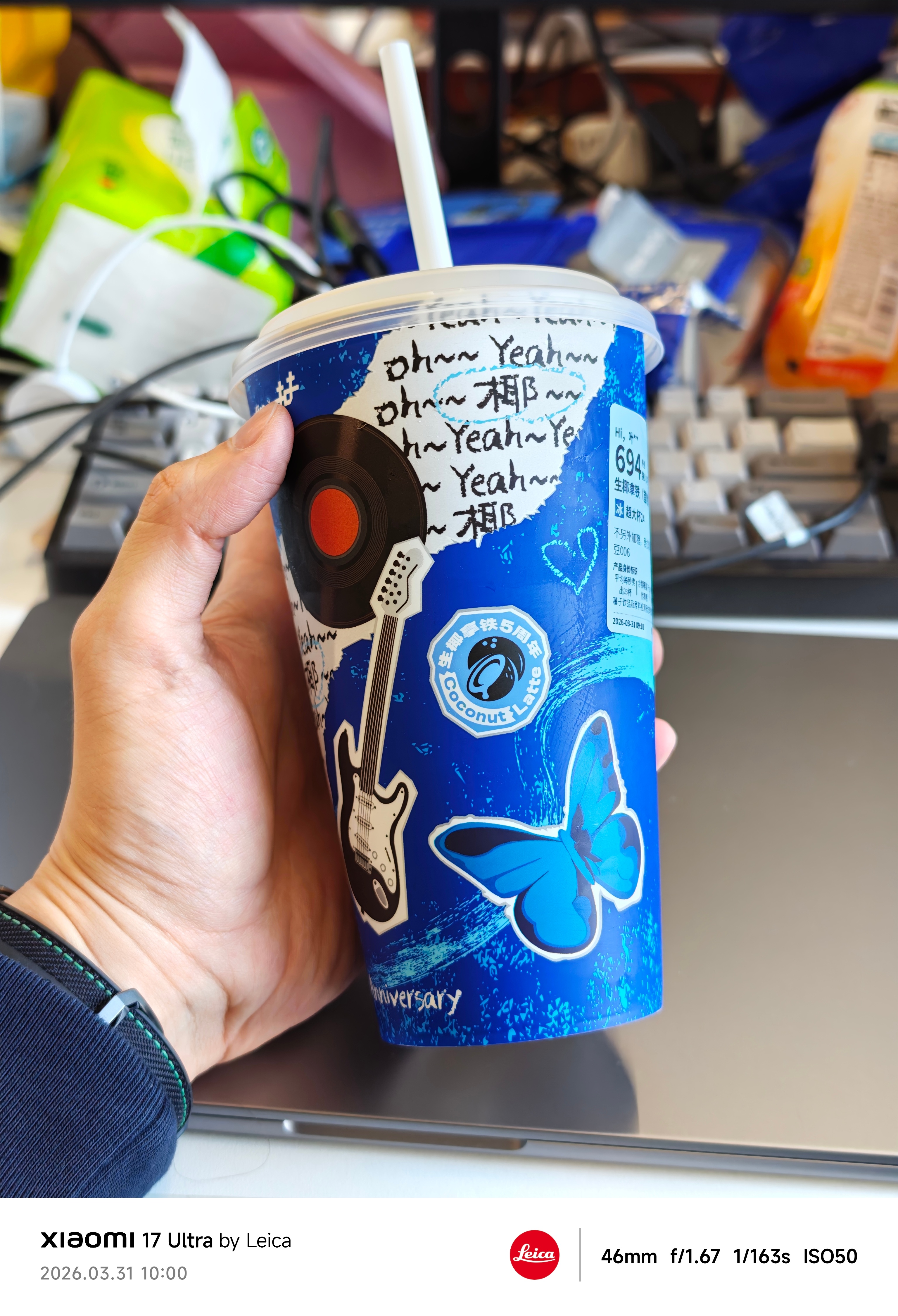 耶耶耶耶耶，10:30的飞机已经到了。这个陶喆瑞幸联名超大杯真好看啊……