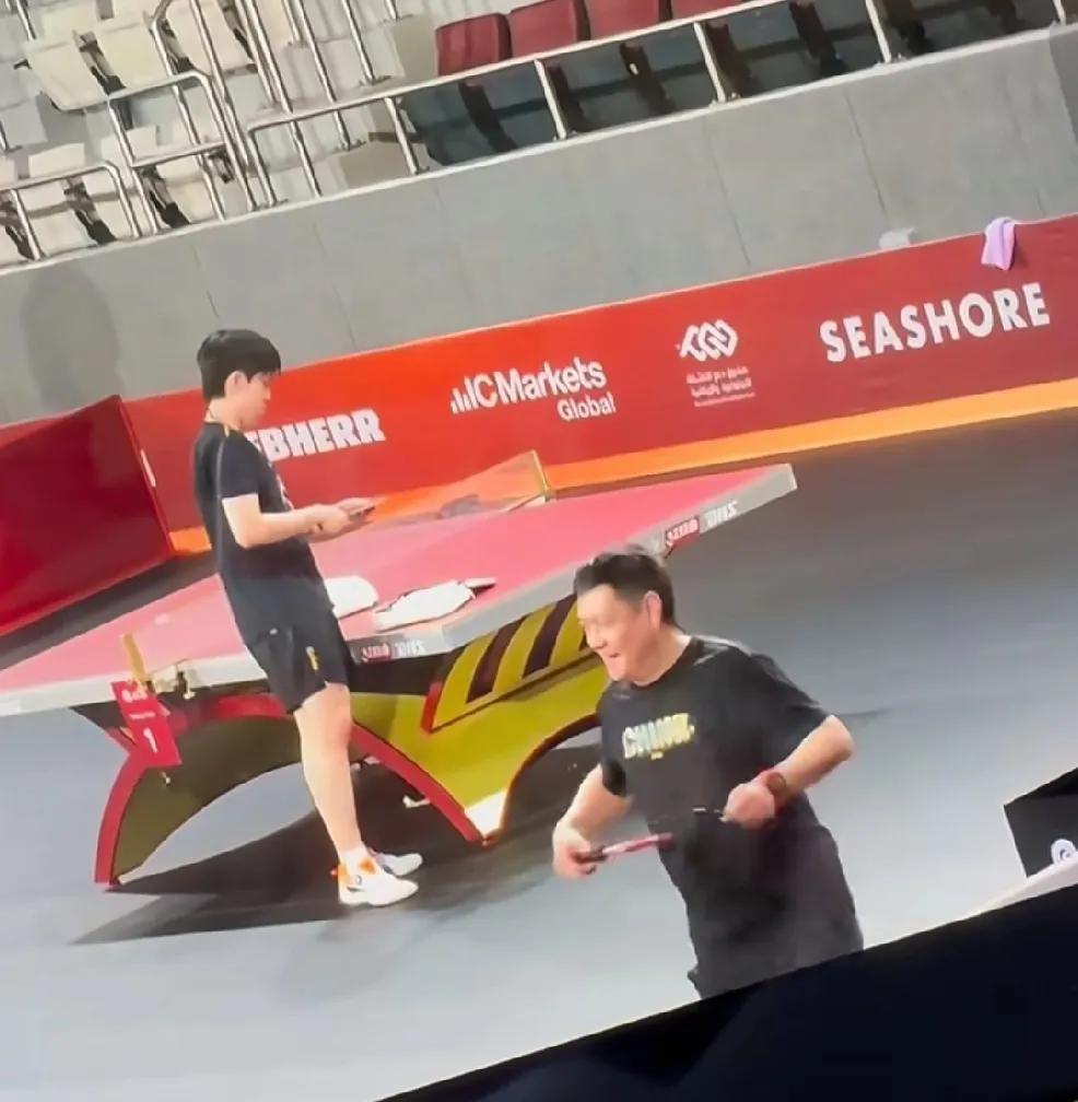 现在的网友真的是厉害，
多哈训练场里的画面都被你们拍下来了
头哥一句：她啥时候挑