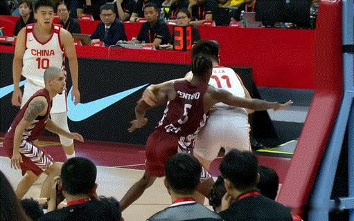 余嘉豪也涨球了啊[吃惊]，这低位强攻直接化身奥尼尔了，难道老叔练内线真有点东西？