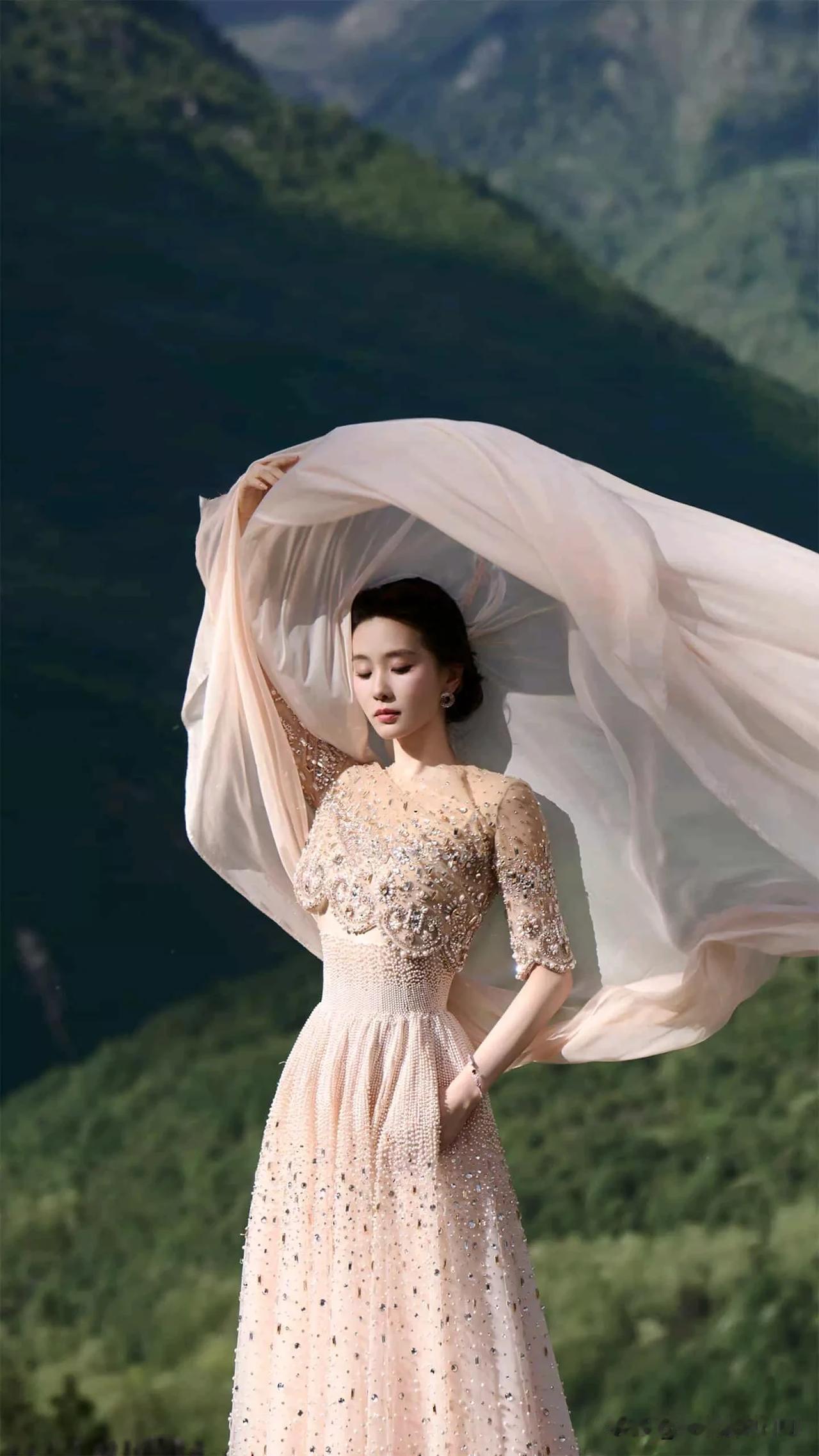 刘诗诗蒙面化身”森中精灵”，掀头莎瞬间成又一红毯名场面。
