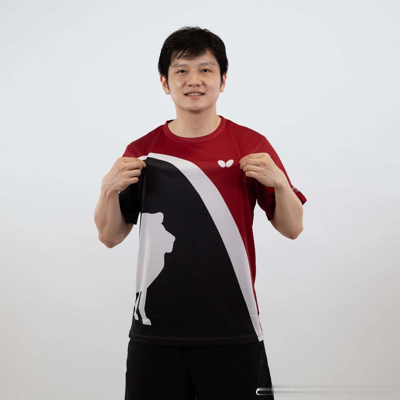 这套训练服最好看。
对比了杜塞好几个赛季的主客场队服，这个赛季的审美也还算不错了